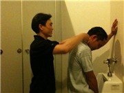 Bóng đá anh, ngoại hạng anh, lịch thi đấu euro 2012, Nghề tẩm quất cho người đang... toilet!
